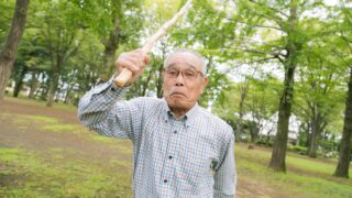 桃太郎のおじいさんが山でしていたのは「芝刈り」ではなく「柴刈り」だった?勘違いしやすい言葉の違い