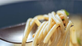 弁当のハンバーグの下にパスタがあるのはなぜ？実は重要な理由があった！