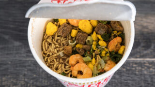 一度買ったら入れ替える必要なし!賞味期限が史上最長の非常食&保存水を紹介!賞味期限は驚異の25年&15年!!